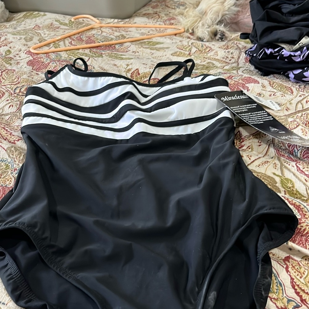 Miraclesuit Rigamarole Black & White One Piece Bathing Suit-Size 16-Slimmimg-NEW